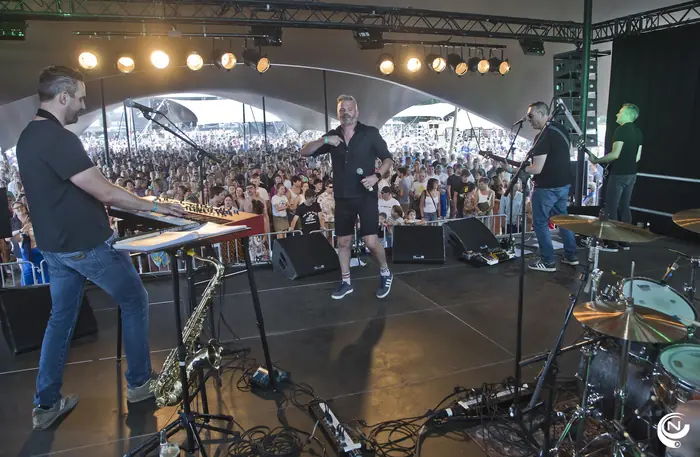 Coverband The Tramplers op het podium voor een volle festivaltent