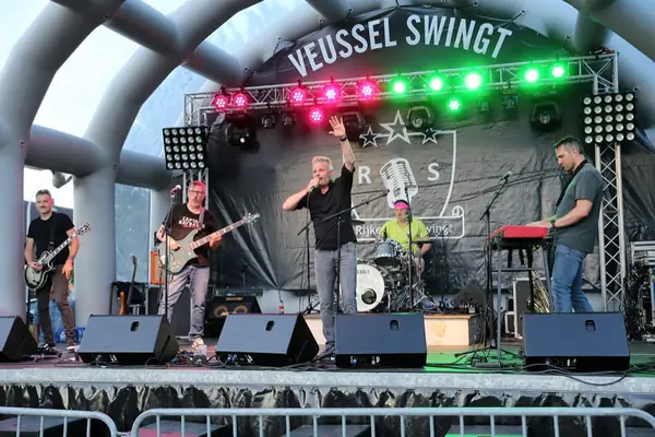 De volledige band op het podium van Veussel Swingt