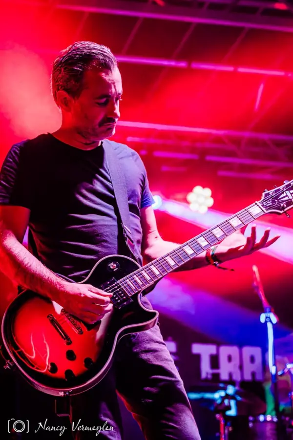 Gitarist in rood licht