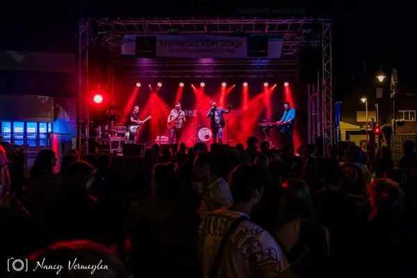 Het podium in rood licht, publiek op de voorgrond