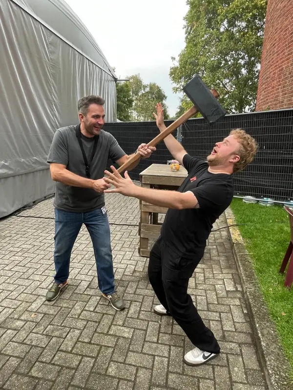 Backstage: een luchtgitaarduel met een bijl