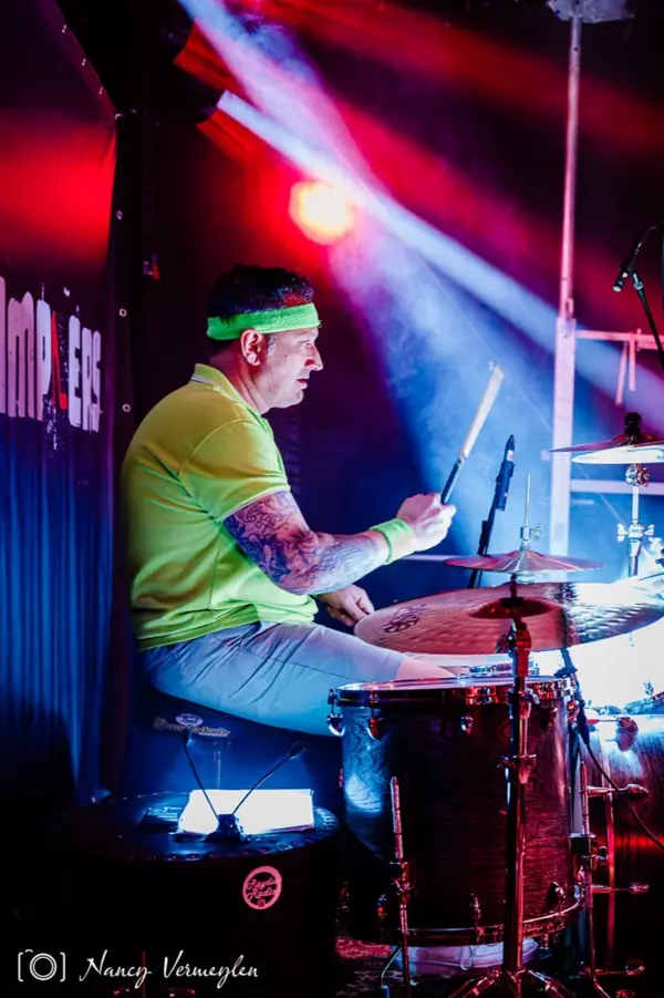 Dirk achter de drums met hoofdband