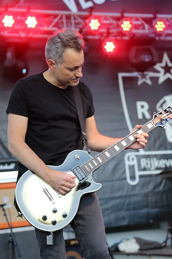 Gitarist met een witte Les Paul
